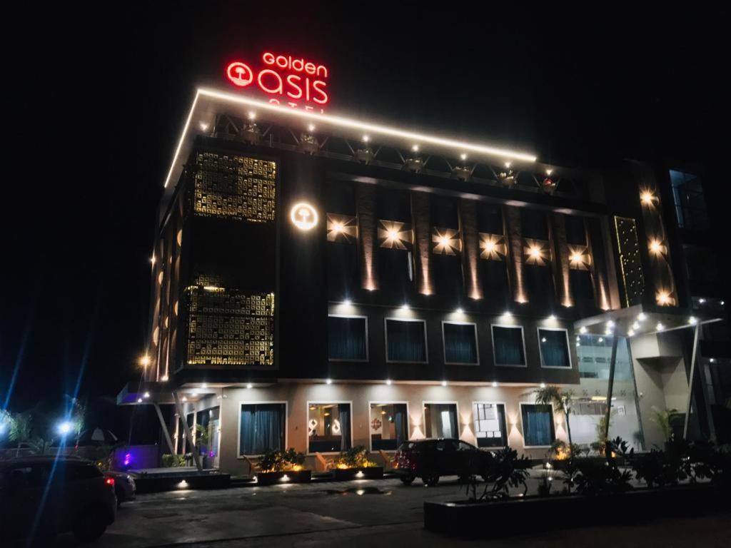 Golden Oasis Hotel Mahesana Buitenkant foto