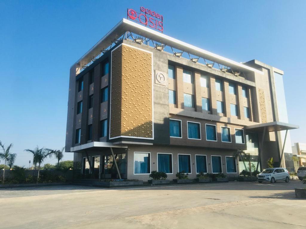 Golden Oasis Hotel Mahesana Buitenkant foto
